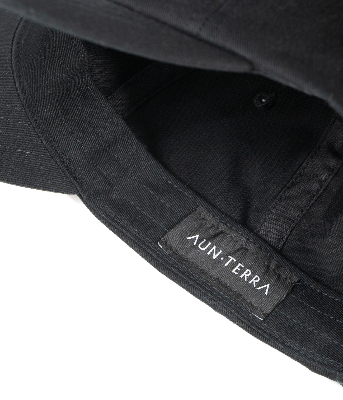 AUN・TERRA. IN LINE SANSKRIT CAP BLACK