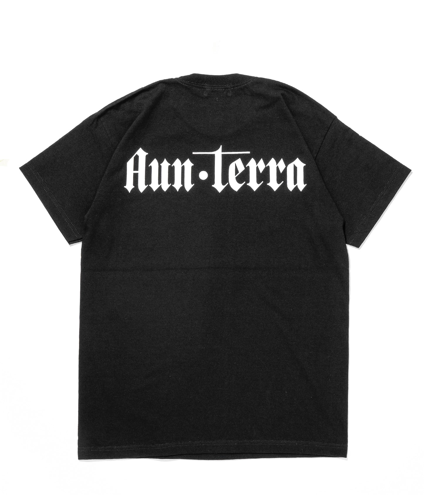 AUN・TERRA. IN LINE SANSKRIT TEE 2 BLACK