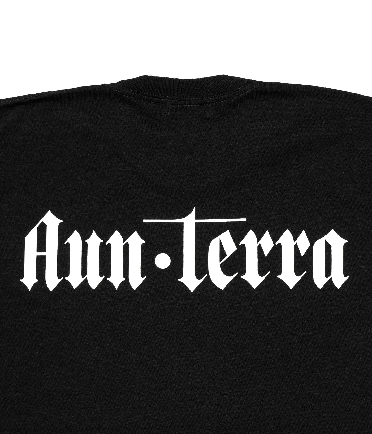 AUN・TERRA. IN LINE SANSKRIT TEE 2 BLACK
