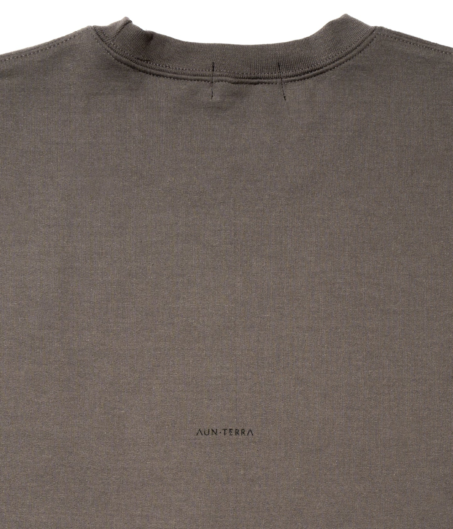 AUN・TERRA. IN LINE SMALL LOGO SWEAT CHARCOAL