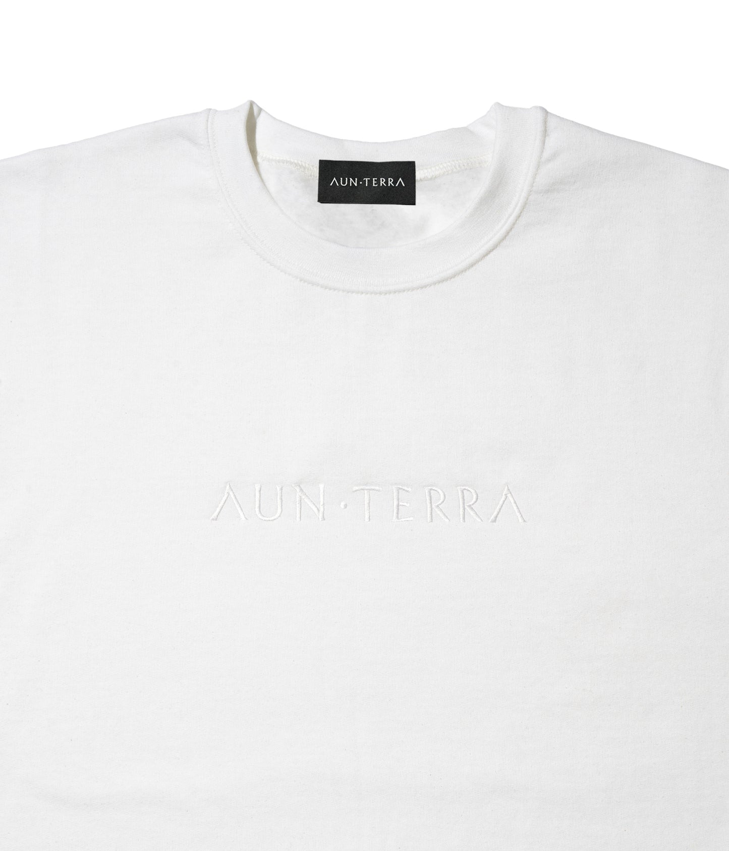 AUN・TERRA. IN LINE CREWNECK SWEAT WHITE