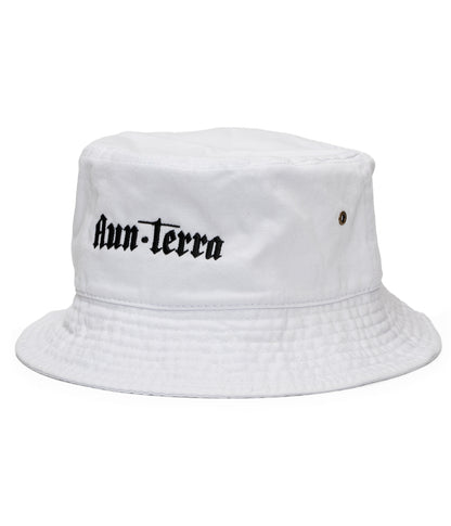 AUN・TERRA. IN LINE  SANSKRIT BUCKET HAT WHITE