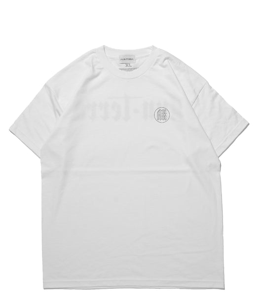 AUN・TERRA. IN LINE SANSKRIT TEE 2 WHITE