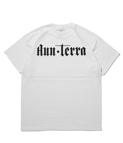 AUN・TERRA. IN LINE SANSKRIT TEE 2 WHITE