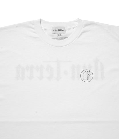 AUN・TERRA. IN LINE SANSKRIT TEE 2 WHITE