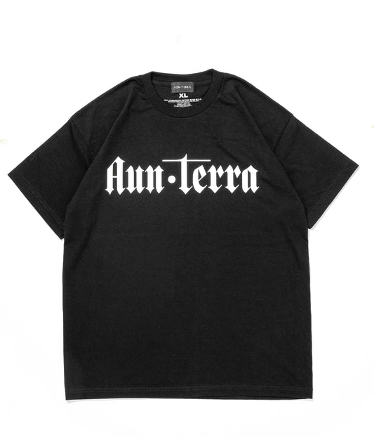 AUN・TERRA. IN LINE SANSKRIT TEE 1 BLACK